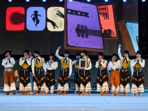 Córdoba, Argentina.- En las fotos tomadas el 24 de enero del 2024, durante la presentación del conjunto de malambo, 'El Ramalazo', en la ciudad cordobesa de Cosquín. El Festival Nacional de Folklore, empezó el sábado 20 de enero y se extiende hasta el domingo 28. Se trata de una de las celebraciones más importantes que se hacen en el país para homenajear la música representativa de los argentinos.