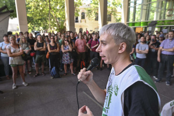 Buenos Aires, Argentina.- En las fotos tomadas el 17 de enero del 2024, trabajadores del Consejo Nacional de Investigaciones Científicas y Técnicas (Conicet) realizan una "asamblea y ruidazo" en el Polo Científico para denunciar "despidos" en el sector administrativo. Las organizaciones que representan a los investigadores, reclaman contra el ajuste en Consejo, que no resolvió dar los resultados de becas ni promociones hasta que se apruebe el nuevo presupuesto.