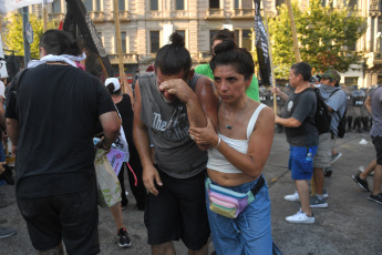 Buenos Aires, Argentina.- En las fotos tomadas el 31 de enero del 2024, efectivos de la Gendarmería y de la Policía Federal intervinieron para desalojar a manifestantes de agrupaciones políticas de izquierda y de organizaciones sociales ubicados frente al Congreso Nacional, con el objetivo de liberar la vía pública que habían ocupado como parte de la protesta contra los proyectos impulsados por el Gobierno.