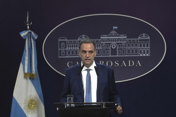 Buenos Aires, Argentina.- En las fotos tomadas el 2 de enero del 2024, el vocero presidencial, Manuel Adorni, brinda una conferencia de prensa. Adorni, anunció que el Gobierno recibirá el jueves (4) a una comitiva del Fondo Monetario Internacional (FMI) para abordar el acuerdo firmado en su momento por el país con el organismo multilateral de crédito.