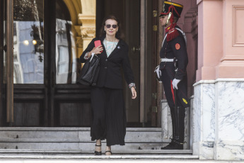 Buenos Aires, Argentina.- En las fotos tomadas el 2 de enero del 2024, Diana Mondino, Ministra de Relaciones Exteriores. El presidente Javier Milei, encabezó la primera reunión de gabinete del año, en la que se analizaron temas de gestión y de la que participan ministros y colaboradores próximos, en la Casa Rosada.