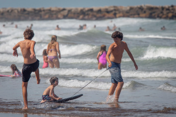 Mar del Plata, Argentina.- En las fotos tomadas el 2 de enero del 2024, turistas disfrutan en las playas de Mar del Plata. En 2020, apenas 3.685.937 personas visitaron la ciudad Mar del Plata. En 2021, post pandemia, los ingresos repuntaron y alcanzaron registros similares a 2004: 6.644.442 turistas. Para 2022, la cifra trepó a 8.853.245 y dejó la vara alta. Al año siguiente, La Feliz volvió a romper su propio récord: en 2023, recibió 9.013.380 personas y, en los últimos tres años, triplicó la cantidad de turistas.