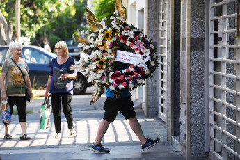 Buenos Aires.- In the photo taken on January 8, 2024, the remains of the man of Ukrainian nationality who was shot dead last night by four "motochorros" during an alleged robbery attempt in the town of Remedios de Escalada, were veiled in a burial house in the Lanús Oeste neighborhood. The crime occurred last night, shortly before 22:00, when the victim, Eugenio Sipatov, was at the door of his home with a friend. Both men were sitting on the sidewalk, with their backs against the front of a house, when criminals on two motorcycles surprised him at gunpoint, as seen in images taken by a security camera. The person accompanying Sipatov managed to escape, while the victim was approached by the thieves and when they resisted they shot him in the back, with exit wound through the chest, which a few minutes later determined his death.