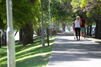 Rio Negro, Argentina.- En las fotos tomadas el 24 de enero del 2024, muestra las calles de Rio Negro en medio de la ola de calor que atraviesa la provincia. En una semana marcada por temperaturas extremas, Argentina se encuentra bajo la influencia de un fenómeno climático que ha llevado a la Patagonia a romper récords históricos de temperatura. La combinación de altas temperaturas, viento constante del norte y escasa nubosidad ha creado un ambiente de total estabilidad, llevando a la consecución de valores récords en varias localidades de la región.