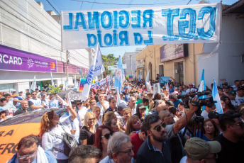 La Rioja, Argentina.- En las fotos tomadas el 24 de enero del 2024, manifestantes participan del paro general convocado por la Confederación General del Trabajo (CGT) nacional en oposición al DNU y la Ley Ómnibus propuestos por el presidente Javier Milei.