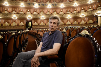 Buenos Aires- En la foto de archivo del 10 de marzo de 2023, el británico Jan Latham-Koenig, quien fue acusado en Londres por delitos sexuales contra menores, fue desvinculado hoy de su cargo de director musical del Teatro Colón de Buenos Aires a raíz de la difusión del caso por las autoridades policiales de ese país europeo, donde incluso estuvo detenido el miércoles.