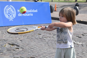 Rosario, Argentina.- En la foto tomada el 21 de enero de 2024, aficionados al tenis de todas las edades participaron en Rosario de un festival recreativo como actividad previa a la serie de Copa Davis que disputarán Argentina y Kazajistán este 3 y 4 de febrero en el Jockey Club local.