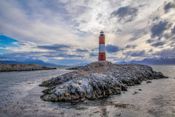 Ushuaia, Argentina.- El emblemático faro Les Eclaireurs, situado sobre el Canal Beagle, próximo a la ciudad de Ushuaia y muchas veces confundido con el famoso Faro del Fin del Mundo de Julio Verne, cumple 105 años desde su construcción en 1919, este 23 de enero, y hoy en día sigue siendo una de las principales postales y sitio de mayor atracción de los visitantes de la capital de Tierra del Fuego.