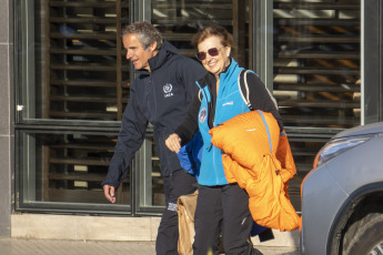 Rīo Gallegos.- In the photo taken on January 6, 2024, Rafael Grossi and Daiana Mondino. President Javiel Milei begins his journey to Antarctica, leaving the hotel greeting the people who were waiting for him. Foreign Minister Diana Monidno and Rafael Grossi, the director of the International Atomic Energy Agency (IAEA), accompanied the president in greetings.