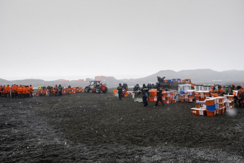 Antártida- En la foto del 13 de enero de 2024, el buque ARA Alte Irízar terminó la primera tanda de desembarco de materiales de construcción, víveres y combustible para el reaprovisionamiento de la base antártica argentina Petrel, donde también se trasladó a la nueva dotación, de 23 personas, y replegó a la dotación saliente, conformada de otras 20, en un despliegue logístico y militar de apoyo a la ciencia que llevó cuatro días operando las 24 horas en el marco de la Campaña Antártica de Verano (CAV).