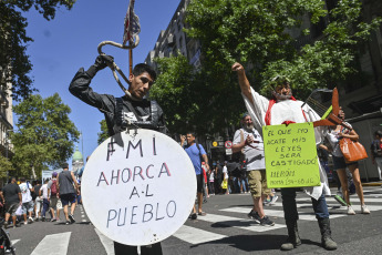 Buenos Aires, Argentina.- En las fotos tomadas el 24 de enero del 2024, manifestantes en la Plaza Congreso, con cortes parciales para el tránsito vehicular, en el marco del paro y movilización convocado por la CGT. Argentina vive su primera huelga general desde 2019, convocada por la principal central sindical del país, contra las amplias reformas impulsadas por el Gobierno del libertario Javier Milei.