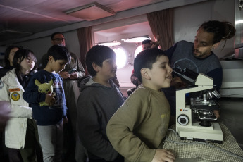 Antártida.- En la foto tomada el 21 de enero de 2024, científicos dictaron una clase experimental en un laboratorio del rompehielos ARA Almirante Irízar sobre el impacto de los microplásticos en ambientes marinos a niños, niñas, adolescentes y adultos que invernaron en la base antártica argentina Esperanza, y que estuvieron alojados transitoriamente en el buque antes de ser trasladados a la Base Marambio, desde donde volaron de regreso a sus hogares, en el marco de la Campaña Antártica de Verano (CAV).