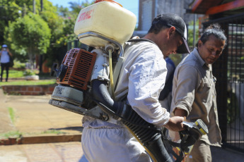 Misiones- En la foto tomada el 7 de enero de 2024, Misiones continúa reforzando los operativos preventivos y eliminación de criaderos de mosquitos en todos los municipios tras un aumento en los casos de dengue, por lo que a esta tarea también se sumaron las fuerzas policiales con los trabajos en más de las 400 dependencias, informaron fuentes del ministerio y de las fuerzas de seguridad. Ya se confirmaron más de 128 mil autóctonos en el país.