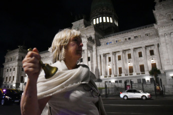 Buenos Aires, Argentina.- En las fotos tomadas el 3 de enero del 2024, vecinos de la ciudad de Buenos Aires y de otras partes del pais, se manifestaron con cacerolazos en diversos puntos de esta capital, mientras se replicaban protestas en otras zonas del país contra el Decreto de Necesidad y Urgencia (DNU) de desregulación económica y la ley ómnibus del gobierno de Javier Milei.