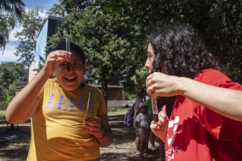 Buenos Aires, Argentina.- En las fotos tomadas el 21 de enero del 2024, las variadas actividades de ciencia, arte y tecnología se volvieron a reeditar por segunda vez, de forma gratuita, en el Parque Saavedra, como forma de reclamo de unos 60 estudiantes de universidades nacionales de carreras científicas, tecnológicas y de arte para pedir por la apertura de la programación de verano del Centro Cultural de la Ciencia (C3) que fue cancelado por las autoridades.