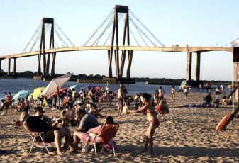 Corrientes, Argentina.- En las fotos tomadas el 5 de enero del 2024, las playas de la ciudad de Corrientes se convirtieron en los últimos días para sus habitantes y los viajeros en un refugio para afrontar el calor y la temporada de vacaciones. El Servicio Meteorológico Nacional (SMN) de Argentina emitió este viernes una alerta roja para varias localidades de las provincias de La Pampa (centro), Neuquén (oeste) y Río Negro (sur) por temperaturas extremas, en torno a los 35 grados.