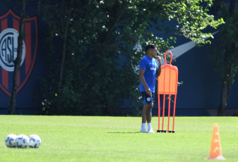 Buenos Aires.- En la foto tomada el 8 de enero de 2024, Cristian Tarragona. El plantel de San Lorenzo retomó este lunes sus entrenamientos de pretemporada en la Ciudad Deportiva a la espera de tres futbolistas que tienen acordado su contrato pero aún no lo formalizaron: el arquero Facundo Altamirano y los colombianos Carlos "La Roca" Sánchez y Jhohan Romaña. El plantel de Rubén Insua partirá mañana para Uruguay para comenzar la pretemporada.