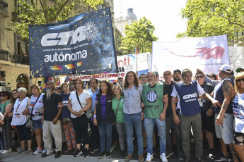 Buenos Aires, Argentina.- En las fotos tomadas el 24 de enero del 2024, manifestantes en la Plaza Congreso, con cortes parciales para el tránsito vehicular, en el marco del paro y movilización convocado por la CGT. Argentina vive su primera huelga general desde 2019, convocada por la principal central sindical del país, contra las amplias reformas impulsadas por el Gobierno del libertario Javier Milei.