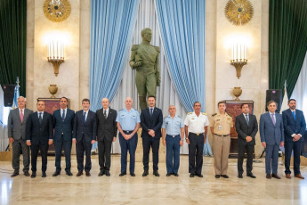 Buenos Aires, Argentina.- En las fotos tomadas el 22 de enero del 2024, el ministro de Defensa, Luis Petri (centro), encabezó en el salón San Martín del Edificio Libertador, la ceremonia de los secretarios y subsecretarios que lo acompañarán en su gestión en la cartera castrense. Durante la ceremonia, el titular de la cartera de Defensa agradeció a los funcionarios por “haber escuchado y respondido al llamado de la Patria, que hoy los convoca a prestar servicio en este Ministerio porque necesita de su profesionalismo y de su experiencia para enfrentar una de las crisis más difíciles en nuestra historia”.