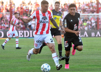 Córdoba, Argentina.- En las fotos tomadas el 25 de enero del 2024, durante el partido entre Deportivo Riestra e Instituto en la primera fecha de la zona A de la Copa de la Liga Profesional en el estadio Monumental de Alta Córdoba. La "Gloria" y el "Malevo" empataron 0 a 0. El local estuvo más cerca pese a jugar con 10 desde los 39 minutos del primer tiempo por la expulsión de Gregorio Rodríguez.