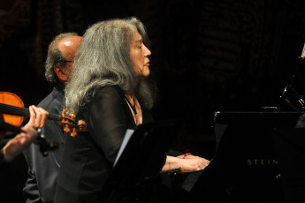 Buenos Aires.- Archivo (16 de julio de 2023). La pianista Martha Argerich regresó al escenario del Teatro Colón en el festival que lleva su nombre. el Teatro Colón consiguió una aproximación notable: como parte del proyecto "Heritage Collection" restauró una serie de cintas originales de grabaciones históricas y, entre los primeros materiales publicados, aparece un concierto de la pianista argentina Martha Argerich, en 1965, a los 24 años, apenas meses después de haber ganado el primer premio del Concurso Internacional de Piano Frédéric Chopin, en Varsovia, Polonia.