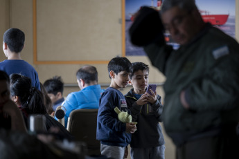 Antártida.- En la foto tomada el 17 de enero de 2024, las familias que invernaron en la base antártica argentina Esperanza emprendieron el retorno a sus hogares en el avión Hércules C-130 desde la base Marambio a Río Gallegos, tras haber sido transitoriamente alojadas en el rompehielos ARA Almirante Irízar (RHAI) hasta este martes a la madrugada. Se trata de siete familias con un total de 12 niños y niñas, 4 adolescentes y 2 jóvenes, en un rango etario de 5 a 20 años.