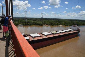 Entre Rios, Argentina.- En las fotos tomadas el 29 de enero del 2024, continúa interrumpida la navegación por el choque de un buque contra el puente Zárate Brazo Largo, la principal vía de comunicación entre el sur de la provincia de Entre Ríos y el norte de la de Buenos Aires, en Argentina. Un enorme barco carguero con bandera de Liberia chocó este domingo contra el primer pilar del puente Zárate Brazo Largo y por la colisión se interrumpió la navegación en el kilómetro 171 del río Paraná.