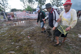 Corrientes.- En la foto tomada el 8 de enero de 2024, miles de devotos en la ciudad correntina de Mercedes, llegaron para rendirle honor al Gauchito Gil, de cuya muerte se cumplen hoy 146 años. Antonio Plutarco Cruz Mamerto Gil Núñez, más conocido como el Gauchito Gil, nació en Pay Ubre, un pueblo cerca de Mercedes, provincia de Corrientes alrededor del año 1840. Sin embargo, el lugar y fechas no están confirmadas del todo. Se cree que fue un peón rural reclutado para luchar en la Guerra de la Triple Alianza y que además formó parte de las milicias que lucharon contra los federales. En tanto, algunas versiones relatan que tuvo una relación amorosa con una viuda adinerada y que debió escapar de los hermanos y policía local por su romance. Según la leyenda, el Gauchito Gil recibió la visita de Ñandeyara, el dios guaraní, que le dijo “No quieras derramar sangre de tus semejantes” y a partir de allí abandonó el ejército para convertirse en un justiciero que le robaba a los ricos para darle a los pobres y sanaba a los enfermos. Sin embargo, fue capturado y sentenciado a muerte por sus crímenes, colgado de un árbol desde sus pies y degollado. "Su sangre cayó como una catarata que la tierra se bebió de un sorbo”, dice la leyenda.