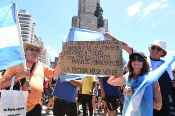 Rosario, Argentina.- En la foto tomada el 24 de enero de 2024, una masiva movilización se desarrolló hoy en Rosario, provincia de Santa Fe en el marco del paro nacional convocado por la CGT contra el decreto de necesidad y urgencia (DNU) y el proyecto de Ley "Bases" promovidos por el Gobierno de Javier Milei.