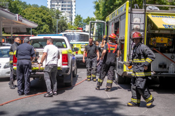 Mar del Plata, Argentina.- En las fotos tomadas el 22 de enero del 2024, tres dotaciones de bomberos controlaron un incendio que se inició en la cochera de un edificio de ocho pisos en la ciudad de Mar del Plata, que debió ser evacuado sin que se registraran heridos, informaron fuentes policiales y comunales. De acuerdo a las primeras informaciones, el incendio de desató en un auto que estaba en el interior de la cochera.