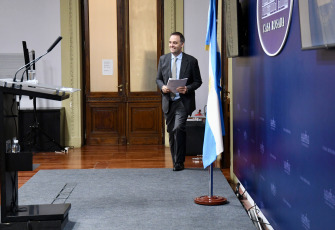 Buenos Aires.- En la foto tomada el 9 de enero de 2024, el vocero presidencial, Manuel Adorni, adjudicó hoy la suba en las cotizaciones de los dólares financieros registrada en las últimas jornadas a los “rumores” de posibles rechazos a la ley ómnibus que hoy comienza a tratarse en el Congreso y a las medidas cautelares que suspendieron algunos puntos del Decreto de Necesidad y Urgencia que desregula la economía. En ese sentido, aseguró que el incremento de la brecha cambiaria es una “pequeña muestra gratis” de lo que puede ocurrir en la economía si el Congreso no aprueba las iniciativas del Poder Ejecutivo.