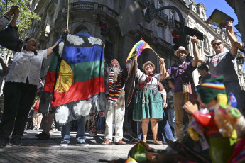 Buenos Aires, Argentina.- En las fotos tomadas el 24 de enero del 2024, representantes de Pueblos Originarios, realizaron una ceremonia en apoyo a la primer huelga nacional con movilización convocada por la CGT, ambas CTA (de los Trabajadores y Autónoma), los trabajadores de la economía popular (UTEP), los movimientos sociales y las multisectoriales en rechazo de las medidas económicas del Gobierno.