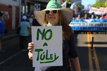 Posadas, Argentina.- En las fotos tomadas el 24 de enero del 2024, manifestantes participan del paro general convocado por la Confederación General del Trabajo (CGT) nacional en oposición al DNU y la Ley Ómnibus propuestos por el presidente Javier Milei.