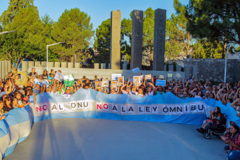 La Pampa, Argentina.- En las fotos tomadas el 24 de enero del 2024, manifestantes participan del paro general convocado por la Confederación General del Trabajo (CGT) nacional en oposición al DNU y la Ley Ómnibus propuestos por el presidente Javier Milei.