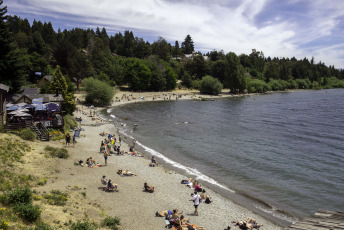 Bariloche, Argentina.- En las fotos tomadas el 18 de enero del 2024, argentinos visitan la ciudad turística de Bariloche en la temporada de verano. Con un 70 por ciento de ocupación hotelera registrada, la primera quincena de enero dejó en Bariloche un saldo turístico mejor del que empresarios y autoridades preveían, aunque no logró despejar la “preocupación” del sector privado por la forma en que continuará la temporada.