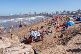 Mar del Plata, Argentina.- En las fotos tomadas el 25 de enero del 2024, las personas disfrutan de la playa durante el verano en la ciudad costera de Mar del Plata. El Servicio Meteorológico Nacional (SMN) informó que rige una serie de alertas por altas temperaturas en diferentes puntos de la Argentina que superarían los 40 grados. Las provincias afectadas por alertas rojas, naranjas y amarillas son Buenos Aires, La Pampa, Mendoza, San Juan, San Luis, Neuquén, Río Negro y Chubut.