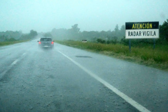 Corrientes.- In the photo taken on January 11, 2024, with a national route cut in two sections, evacuations and landslides, the center and south of the province of Corrientes suffers today a rainy season that far exceeded its historical records, with marks of up to 400 millimeters of falling water in the last few hours.