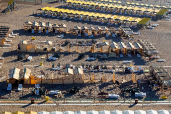 Miramar.- En la foto tomada el 10 de enero de 2024, un fuerte temporal de viento y granizo causó daños materiales y corte de la energía eléctrica ayer en la ciudad balnearia argentina de Miramar, afectando a sus pobladores y a cientos de turistas. Un joven de 16 años falleció por el fuerte impacto de una rama que le pegó en la cabeza y una mujer quedó herida con estado reservado como consecuencia del intenso temporal que se desató en Miramar, con lluvia, granizo y viento en medio de una tromba marina que causó algunos destrozos en la ciudad.