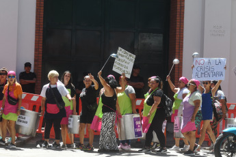 Buenos Aires, Argentina.- En las fotos tomadas el 15 de enero del 2024, la organización social "Somos Barrios de Pie" realiza una protesta frente a la Quinta de Olivos -residencia presidencial- en Buenos Aires, Argentina. Los manifestantes, reclaman de manera pacífica la entrega de alimentos para los comedores barriales, en medio de un importante despliegue de efectivos policiales.