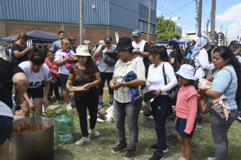 Buenos Aires, Argentina.- En las fotos tomadas el 17 de enero del 2024, movimientos sociales y territoriales iniciaron una "Jornada nacional de lucha hacia el paro nacional del 24 de este mes", que consiste en la realización de "distintas acciones en todo el país para frenar el ajuste del Gobierno", entre las que se encuentran la realización de asambleas en distintos puntos de la Ciudad Autónoma de Buenos Aires y la instalación de radios abiertas en las estaciones Retiro, Once y Constitución.