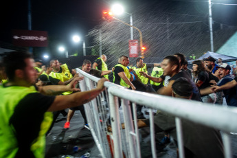 Buenos Aires- En la foto tomada el 6 de enero de 2024, incidentes durante el Recital de la Renga en las inmediaciones del estadio de Racing Club. uando el show de La Renga en el estadio de Racing entraba en la recta final de canciones, el público comenzó a entonar uno de esos cantitos que son frecuentes en recitales de rock, en el último tiempo: “El que no salta votó a Milei”. Fuera del estadio hubo corridas, algunos enfrentamientos con la Policía y hasta un personal de seguridad que arremetió con brutalidad contra un fan que lo increpó.