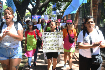 Buenos Aires, Argentina.- En las fotos tomadas el 15 de enero del 2024, la organización social "Somos Barrios de Pie" realiza una protesta frente a la Quinta de Olivos -residencia presidencial- en Buenos Aires, Argentina. Los manifestantes, reclaman de manera pacífica la entrega de alimentos para los comedores barriales, en medio de un importante despliegue de efectivos policiales.