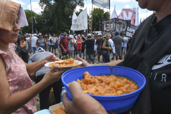 Buenos Aires, Argentina.- En las fotos tomadas el 17 de enero del 2024, movimientos sociales y territoriales iniciaron una "Jornada nacional de lucha hacia el paro nacional del 24 de este mes", que consiste en la realización de "distintas acciones en todo el país para frenar el ajuste del Gobierno", entre las que se encuentran la realización de asambleas en distintos puntos de la Ciudad Autónoma de Buenos Aires y la instalación de radios abiertas en las estaciones Retiro, Once y Constitución.