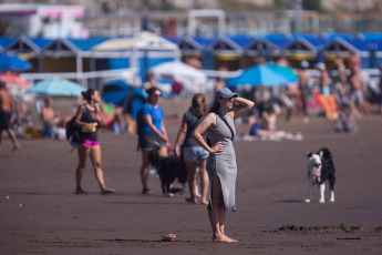 Mar del Plata.- En la foto tomada el 9 de enero de 2024, las playas de Mar del Plata. En el verano que celebrará su cumpleaños 150, la juventud se apropió de la ciudad con fiestas hasta el amanecer, jóvenes que llegan no solo de Capital Federal o del interior, también de países vecinos, y que consolidan un número sorprendente: el 44