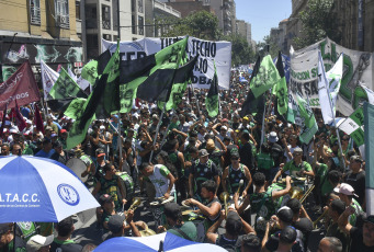 Córdoba, Argentina.- En la foto tomada el 24 de enero de 2024, una masiva movilización se desarrolló hoy en la ciudad de Córdoba en el marco del paro nacional convocado por la CGT contra el decreto de necesidad y urgencia (DNU) y el proyecto de Ley "Bases" promovidos por el Gobierno de Javier Milei.