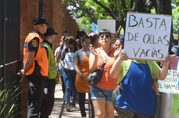 Buenos Aires, Argentina.- En las fotos tomadas el 15 de enero del 2024, la organización social "Somos Barrios de Pie" realiza una protesta frente a la Quinta de Olivos -residencia presidencial- en Buenos Aires, Argentina. Los manifestantes, reclaman de manera pacífica la entrega de alimentos para los comedores barriales, en medio de un importante despliegue de efectivos policiales.