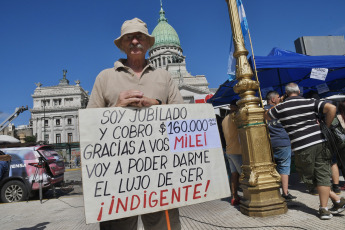 Buenos Aires.- En la foto tomada el 11 de enero de 2024, ooperativistas y pequeñas agrupaciones agropecuarias, integrantes de la Unión de Trabajadores y Trabajadoras de la Economía Popular (UTEP), iniciaron esta mañana un nuevo "feriazo" frente al Congreso de la Nación, en una protesta en la que ofrecerán a precios populares, variedades de pescado y carne vacuna, informaron voceros del sector.