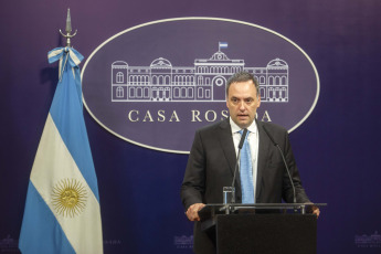 Buenos Aires, Argentina.- En las fotos tomadas el 5 de enero del 2024, el vocero presidencial, Manuel Adorni, brinda una conferencia de prensa. Adorni, aseguró que el Gobierno es "más que respetuoso" de los fallos adversos de la justicia que obtuvo el Decreto de Necesidad y Urgencia (DNU) emitido por el Gobierno nacional para desregular la economía, y ratificó que el Ejecutivo apelarás las resoluciones en contrario que cosechó esa iniciativa en los tribunales.