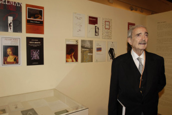 Buenos Aires- En la foto de archivo del 23 de abril de 2008, Juan Gelman. A una década de la partida del influyente poeta argentino, Juan Gelman, su poesía y biografía se entrelazan en la exploración de un tema recurrente en el género lírico y la literatura en general: la reflexión sobre la propia finitud, evidenciada en siete poemas que abordan de manera singular su despedida.