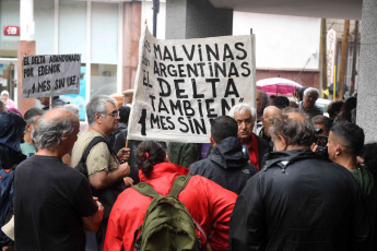 Buenos Aires, Argentina.- En las fotos tomadas el 16 de enero del 2024, vecinos del Delta de Tigre marcharon a la empresa de energía Edenor por los cortes de luz desde hace un mes. Son más de 1600 usuarios de las islas del Delta del Tigre que todavía están sin luz desde el último temporal del 17 de diciembre que afectó a todo el país y dejó un saldo de 17 muertos en Bahía Blanca.